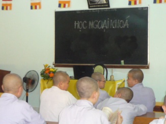 Tiền Giang: The provincial Committee for Religious Affairs shares State religious affairs with the Buddhist summer retreat course at Sắc tứ Linh Thứu pagoda, Châu Thành district.